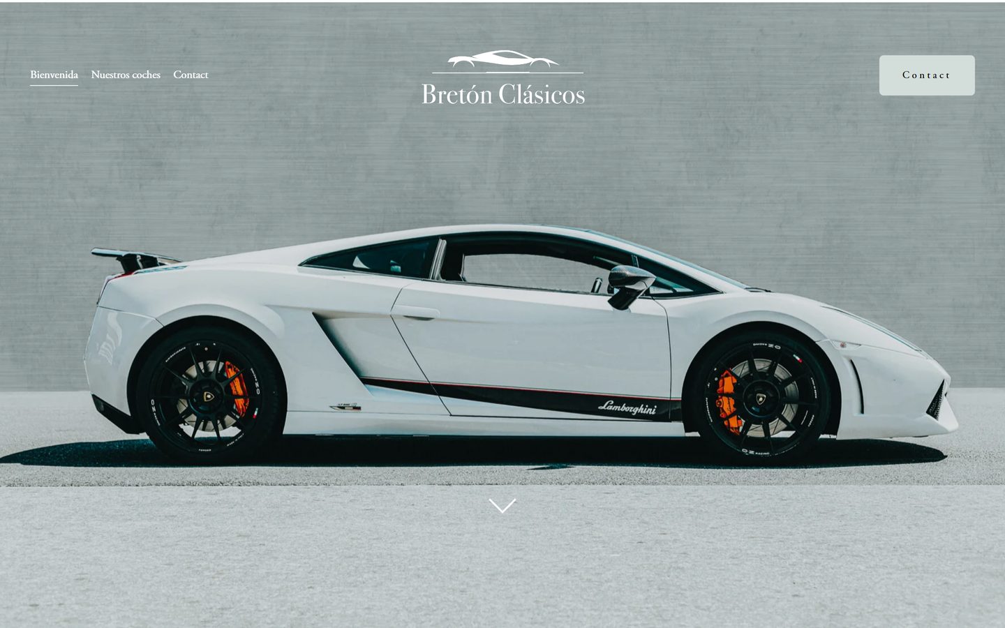 Site Bretón Clásicos — Lamborghini blanche en pleine page sur fond de béton.