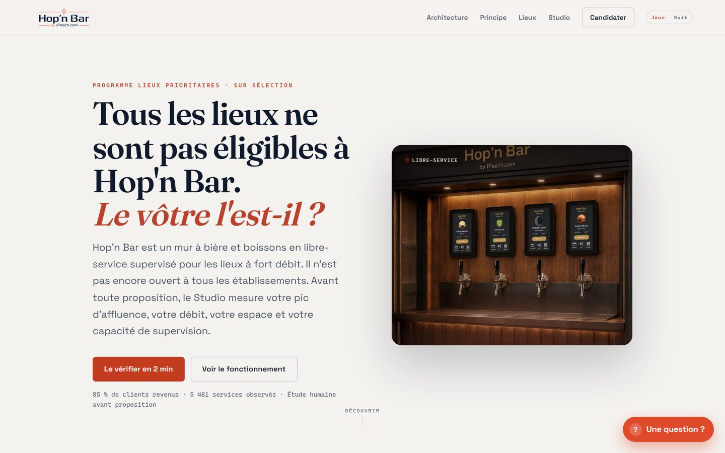 Site Hop'n Bar — mur à bière en libre-service avec écrans de sélection.
